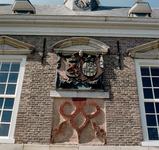849973 Afbeelding van de gevelsteen met wpaens in de voorgevel van het Stadhuis (Dam 1) te Ameide (provincie ...